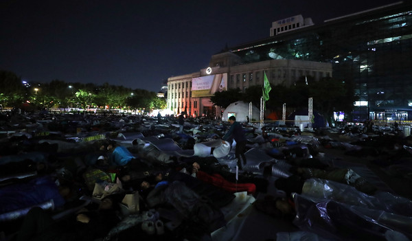 ▲ 지난 17일 오전 서울 중구 시청 서울광장에서 민주노총 건설노조 조합원들이 노숙을 하고 있다. 건설노조는 1박2일 상경집회를 열고 최근 분신해 사망한 건설노조 소속 간부 고 양회동 씨와 관련해 노조 탄압 중단과 강압수사 책임자 처벌, 정부의 공식 사과 등을 요구했다. 사진=뉴시스