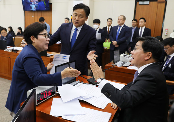 ▲ 임이자 환경노동위원회 국민의힘 간사가 24일 오전 서울 여의도 국회에서 열린 환경노동위원회 전체회의에서 노란봉투법(노동조합 및 노동관계조정법 2·3조 개정안)의 본회의 직회부 요구건과 관련해 전해철 환경노동위원회 위원장에게 항의를 하고 있다. 사진=뉴시스