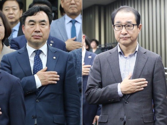 ▲ 지난 3일 오후 서울 여의도 국회에서 열린 더불어민주당 의원총회에서 2021년 전당대회 돈 봉투 의혹과 관련해 자진 탈당 의사를 밝힌 윤관석(왼쪽), 이성만 의원이 참석해 국민의례를 하고 있다. 사진=뉴시스