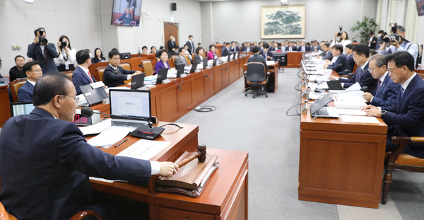 ▲ 윤재옥 운영위원장이 24일 오전 서울 여의도 국회에서 열린 운영위원회 전체회의에서 간사 선임의 건을 상정하고 있다. 사진=뉴시스