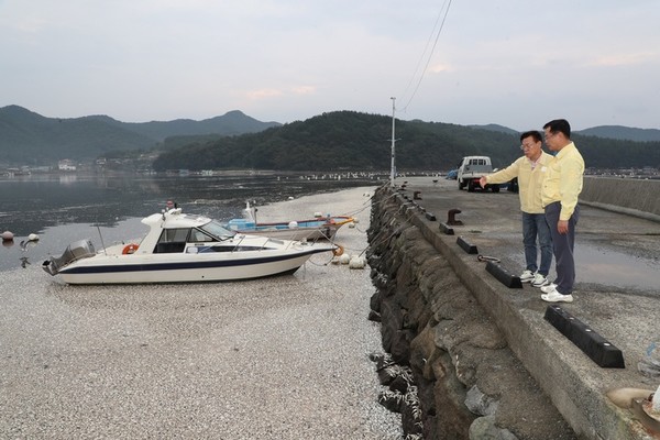 ▲ 홍남표 경남 창원특례시장이 작년 10월 물고기가 집단폐사된 마산만 해안 일대를 시찰하고 있다. 사진=창원시청
