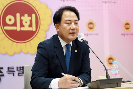 ▲ 상병헌 세종시의회 의장이 19일 시의회 대회의실에서 열린 기자간담회에서 질문에 답하고 있다. 사진=세종시의회