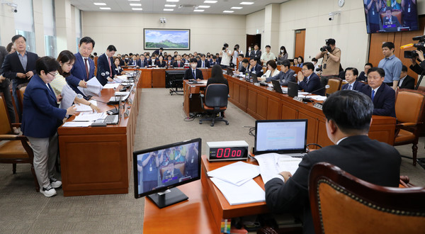 ▲ 임이자 환경노동위원회 국민의힘 간사 등 여당 의원들이 24일 오전 서울 여의도 국회에서 열린 환경노동위원회 전체회의에서 노란봉투법(노동조합 및 노동관계조정법 2·3조 개정안)의 본회의 직회부 요구건과 관련해 전해철 환경노동위원회 위원장에게 항의를 한 뒤 퇴장하고 있다. 사진=뉴시스