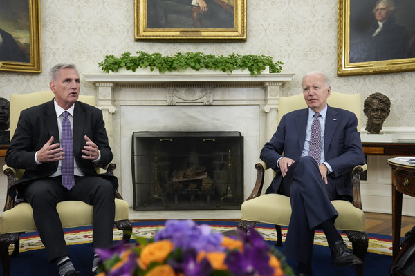 ▲ 조 바이든(오른쪽) 미국 대통령과 케빈 매카시 하원의장이 22일(현지시각) 백악관 집무실에서 연방정부 부채한도를 논의하고 있다. 사진=뉴시스