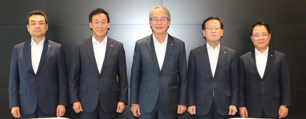 ▲ (왼쪽부터) 강신국 우리은행 기업투자금융부문장, 박완식 우리카드 대표, 임종룡 회장, 조병규 우리금융캐피탈 대표, 이석태 우리은행 국내영업부문장이 26일 간담회를 갖고 기념 촬영을 하고 있다. 사진=우리금융