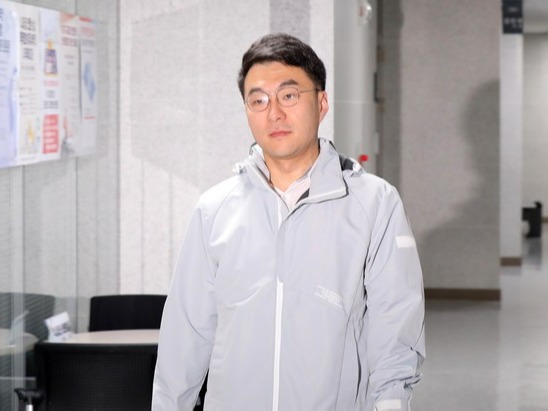 ▲ 김남국 더불어민주당 의원이 지난 14일 오전 서울 여의도 국회 의원회관 사무실로 들어서고 있다. 이날 거액의 '가상자산 보유' 논란에 휩싸인 김 의원은 자진 탈당을 선언했다. 사진=뉴시스