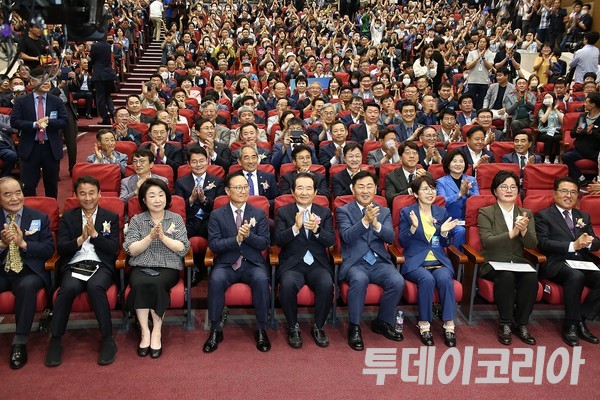 ▲ 1일 서울 국회 대회의실에서 새만금 이차전지 특화단지 유치 염원 500만 전북인 결의대회에 김관영 전북지사와 정세균 전 국무총리, 여야 국회의원, 재경도민회, 전주·군산·익산 상공회의소, 애향본부 등 도내 각계 각층을 대표하는 천여 명이 결의대회에 참석해 기념촬영 하고 있다. 사진=투데이코리아