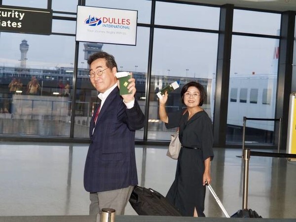 ▲ 이낙연 전 국무총리가 3일(현지시간) 워싱턴DC 인근 덜레스 공항에서 출국 비행편에 탑승하기 전 손을 흔들고 있다. 사진=뉴시스