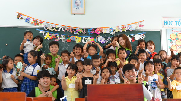 ▲ LS 대학생 해외봉사단 24기 단원들이 베트남 동나이성에서 초등학생들에게 교육봉사를 하고 있다. 사진=LS그룹