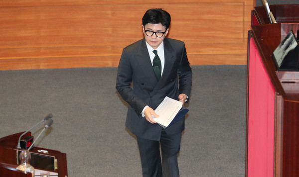 ▲ 한동훈 법무부 장관이 지난 12일 오후 서울 여의도 국회에서 열린 제407회국회(임시회) 제1차 본회의에서 윤관석, 이성만 무소속 의원에 대한 체포동의안 설명을 위해 단상으로 향하고 있다. 사진=뉴시스
