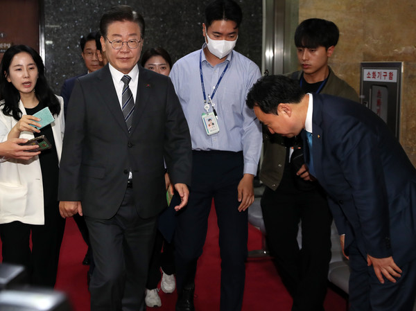 ▲ 이재명 더불어민주당 대표가 지난 12일 오전 서울 여의도 국회에서 열린 의원총회에 참석하며 무소속 윤관석 의원을 지나치고 있다. 윤관석 의원은 이날 오후 본회의에서 진행되는 체포동의안 표결을 앞두고 의원총회에 참석하는 민주당 의원들에게 인사를 했다. 사진=뉴시스