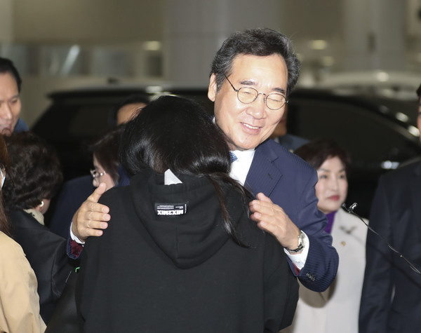 ▲ 이낙연 전 국무총리가 지난 4월 18일 오전 인천국제공항 제2여객터미널에서 미국 출국에 앞서 지지자들과 인사를 나누고 있다. 사진=뉴시스