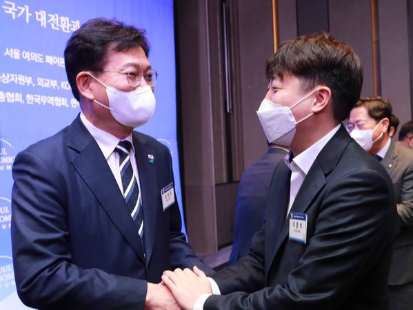 ▲ 송영길 전 더불어민주당 대표(왼쪽)와 이준석 당시 국민의힘 대표가 지난 2022년 4월 14일 서울 여의도 페어몬트호텔에서 열린 "새 정부에 바란다" 윤석열 시대, 국가 대전환과 혁신비전 전략 '제10회 서울이코노믹포럼'을 앞두고 인사를 나누고 있다. 사진=뉴시스