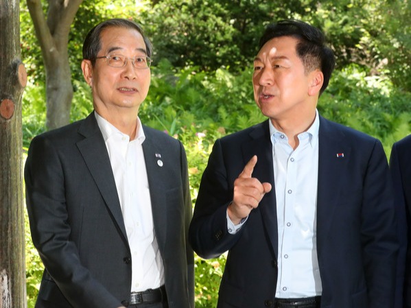 ▲ 한덕수(왼쪽) 국무총리와 김기현 국민의힘 대표가 지난 18일 오후 서울 종로구 총리 공관에서 열린 고위당정협의회에 참석하며 대화하고 있다. 사진=뉴시스