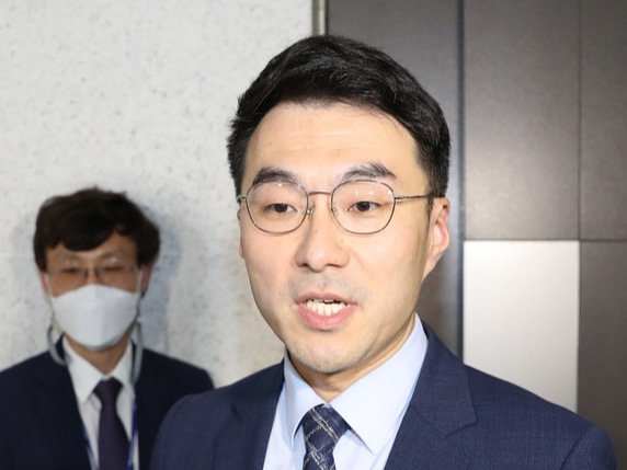 ▲ 김남국 무소속 의원이 거액의 가상자산 보유·투자 의혹 논란에 대한 소명을 위해 지난 15일 오후 서울 여의도 국회 의원회관에서 열린 국회 윤리특별위원회 윤리심사자문위원회에 출석해 기자들 질문에 답하고 있다. 사진=뉴시스