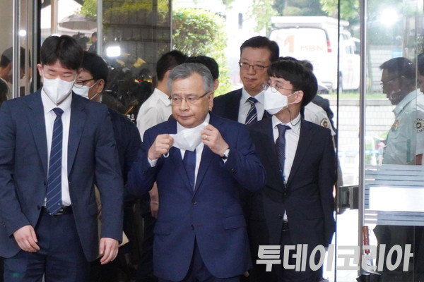 ▲ 소위 ‘50억 클럽’ 의혹으로 구속영장이 청구된 박영수 전 국정농단 사건 특별검사가 영장실질심사를 받기 위해 29일 오전 서울 서초동 서울중앙지법에 모습을 드러내고 있다. 사진=투데이코리아