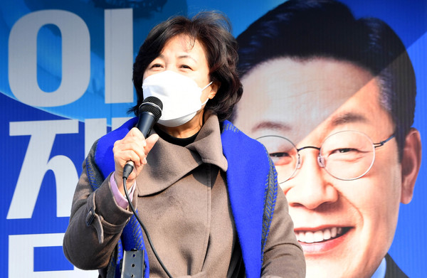 ▲ 추미애 더불어민주당 명예선대위원장이 25일 오후 광주 서구 치평동 상무금요시장에서 이재명 대선 후보의 지지를 호소하고 있다. 2022.02.25. 사진=뉴시스