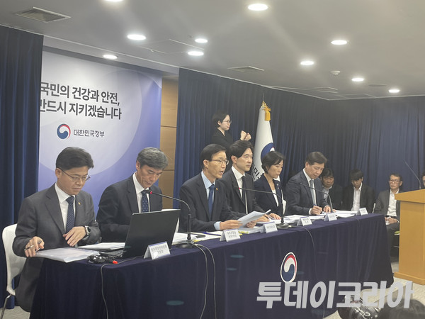 ▲ 7일 방문규 국무조정실장이 서울정부청사에 열린 '오염수 처리계획 검토내용 발표 브리핑'에서 조사 결과를 발표하고 있다. 사진=진민석 기자