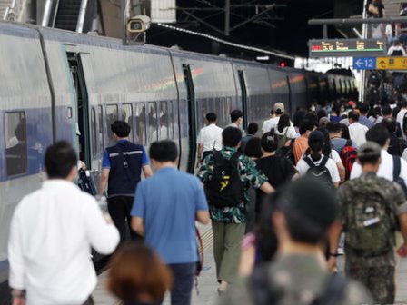 ▲ 서울역에서 시민들이 부산발 KTX 열차에 내려 이동하고 있다. 사진=뉴시스