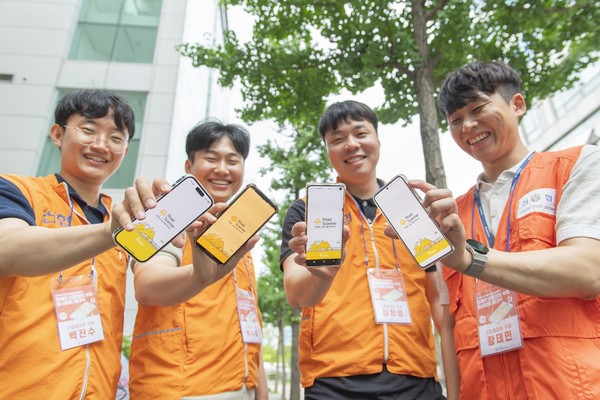 ▲ 17일(월) 신협사회공헌재단이 실시한 휠체어 이동정보 수집을 위한 임직원 자원봉사에 참여한 신협 직원들이 휠체어 내비게이션 앱 서비스 ‘휠비(Wheelvi)'를 시연하고 있다. 사진=신협