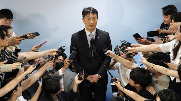 ▲ 이복현 금융감독원 원장이 17일 오전 서울 중구 신한카드 본사에서 열린 행사를 마친 뒤 금융정책 현안에 대한 취재진 질문에 답하고 있다. 사진=뉴시스