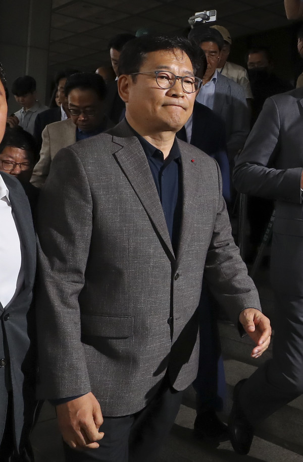▲ 송영길 전 더불어민주당 대표가 7일 오전 서울 서초구 서울중앙지검에서 ‘전당대회 돈봉투 살포’ 의혹과 관련해 2차 자진출석을 거부당한 후 1인 시위를 위해 이동하고 있다. 2023.06.07. 사진=뉴시스