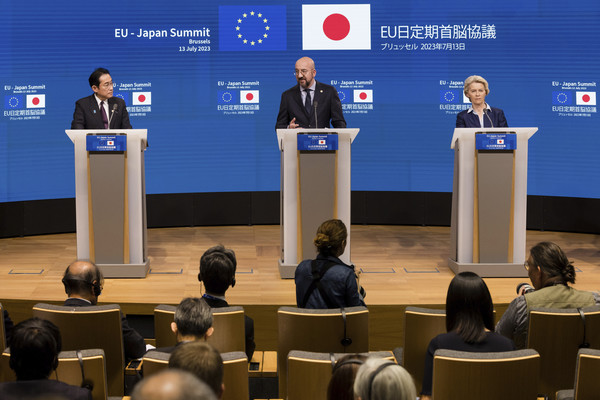 ▲ 기시다 후미오 일본 총리(왼쪽)와 샤를 미셸 EU 상임의장(가운데), 우르줄라 폰데어라이엔 EU 집행위원장이 13일(현지 시간) 벨기에 브뤼셀에서 EU-일본 정상회담을 한 이후 기자회견을 하고 있다. EU는 이날 후쿠시마 원전 폭발 사고 이후 시행했던 일본산 식품 수입 규제를 철폐하기로 했다. 2023.07.13. 사진=뉴시스