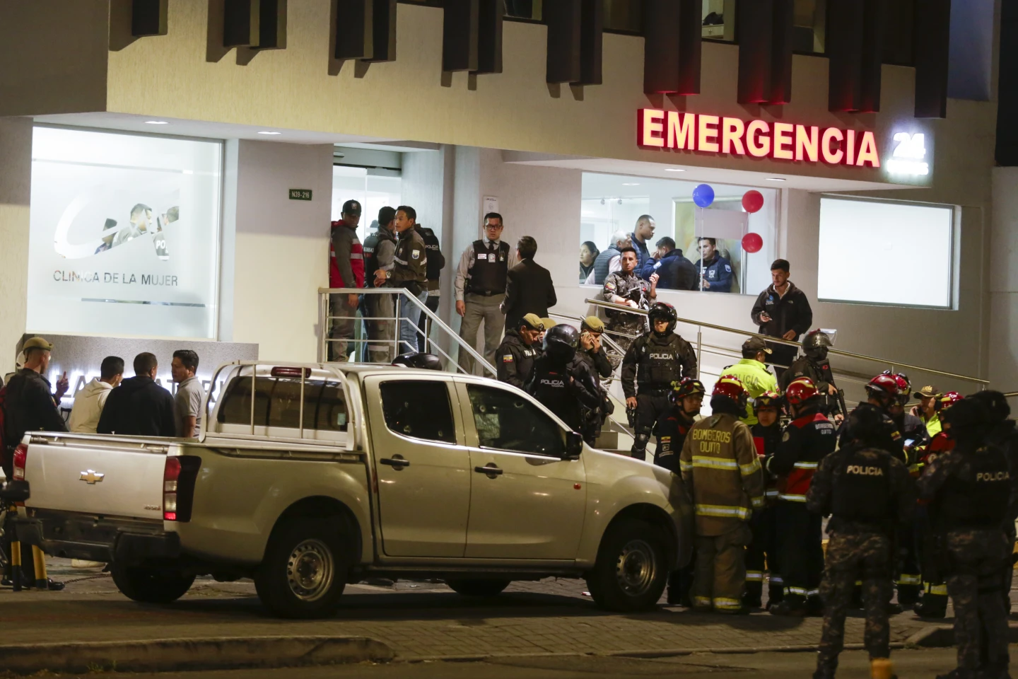 ▲ 9일(현지시간) 에콰도르 수도 키토에서 페르난도 비야비센시오 대선 후보가 총에 맞아 사망한 공격으로 부상자 중 몇 명이 실려간 병원을 지키며 총알이 가득 찬 차량이 경찰에 둘러싸여 있다. 비야비센시오 후보는 유세를 마치고 차량에 들어가던 중 학교 밖에서 숨졌다. 사진=AP/뉴시스