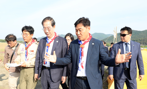 ▲ 한덕수 국무총리가 17일 전북 부안군 세계잼버리 현장을 찾아 김관영 전북도지사와 대화를 나누고 있다. 사진=뉴시스