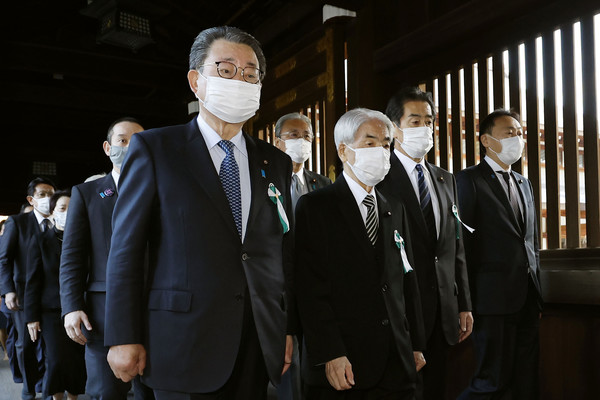 ▲ 7일 일본 국회의원들이 도쿄에 있는 야스쿠니 신사를 방문하고 있다. 약 100명의 일본 의원은 이날 오전 태평양 전쟁 A급 전범이 합사된 야스쿠니 신사를 집단 참배했다. 참배한 의원은 중의원 의원 68명, 참의원 의원 31명 등 총 99명이다. 2021.12.07. 사진=뉴시스