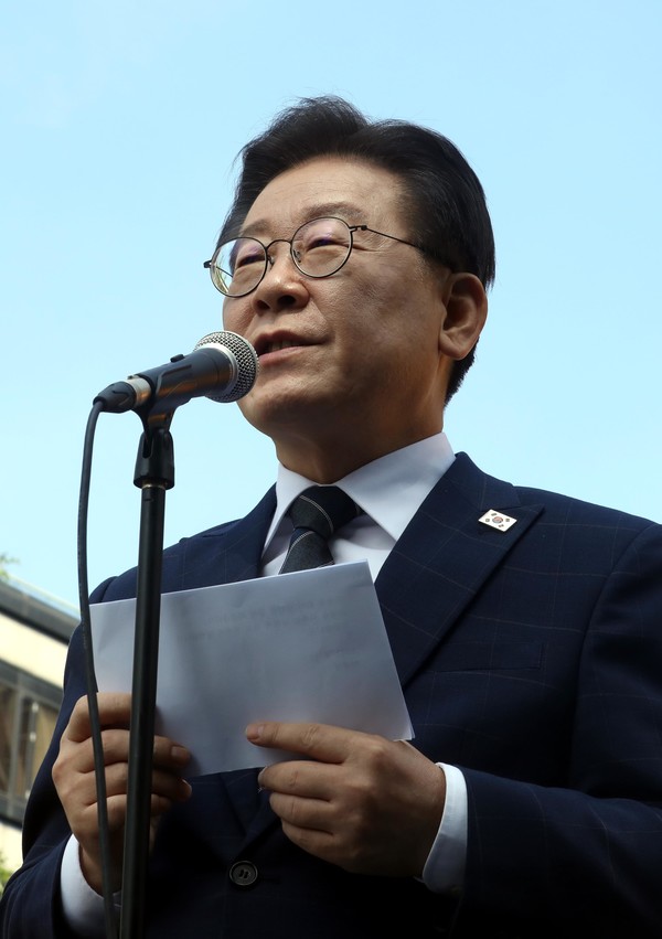 ▲ '백현동 특혜 의혹'과 관련해 특경법상 배임 혐의를 받고 있는 이재명 더불어민주당 대표가 17일 오전 서울 서초구 서울중앙지검에 출석하기 전 지지자들에게 입장 발표를 하고 있다. 사진=뉴시스