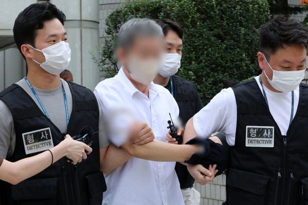 ▲ 탈북 청소년들을 성추행한 혐의를 받는 천 씨가 21일 오전 서울 서초구 서울중앙지방법원에서 열린 구속 전 피의자 심문(영장실질심사)을 마치고 나오고 있다. 사진=뉴시스