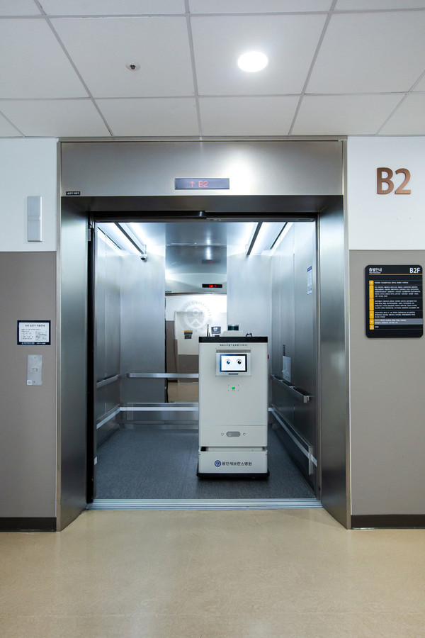 ▲ 용인세브란스병원에서 운용 중인 서비스 로봇. 현대엘리베이터의 오픈 API를 통해 연동된 로봇이 약제와 물품을 배송하고 있다. 사진=현대엘리베이터