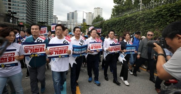 ▲ 더불어민주당 이재명 대표(왼쪽 다섯번째) 등 당 지도부와 당원들이 지난 25일 서울 용산구 대통령실 앞으로 행진하며 일본 후쿠시마 오염수 방류를 규탄하고 있다. 사진=뉴시스