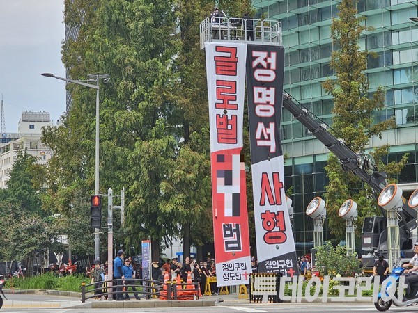 벨라도와 정의구현 성도단은 JMS보다 1시간 앞선 오후 3시 JMS 교인협의회 집회 현장 맞은편인 종로타워 앞에서 JMS 규탄 집회를 진행했다. 사진=김시온기자