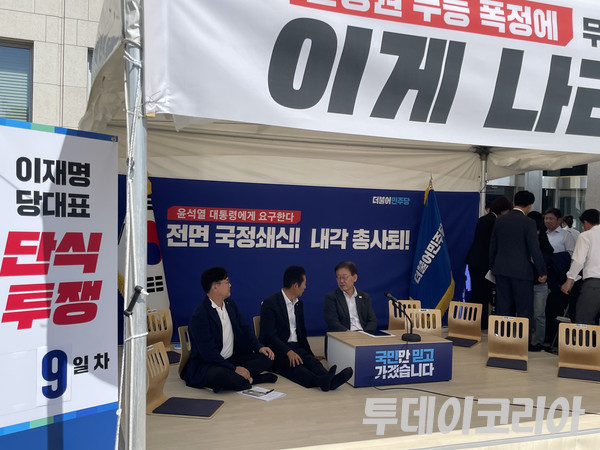 ▲ 8일 이재명 더불어민주당 대표가 국회 앞 단식 농성 텐트에서 열린 최고위원회의에서 정청래 최고위원과 대화를 나누고 있다. 사진=진민석 기자