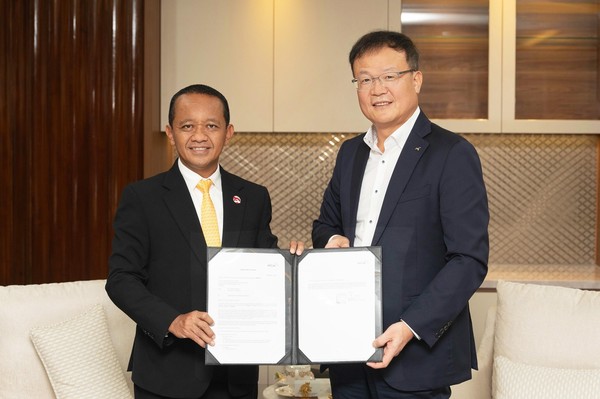 ▲ KT&G가 인도네시아 투자부와 인도네시아 동자바 주에 신공장 건설에 관한 투자지원서를 제공 받는 협약식을 가졌다고 11일 밝혔다. 사진=KT&G