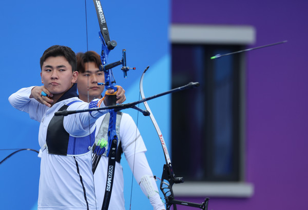 ▲ 6일 중국 항저우 푸양 인후 스포츠센터에서 열린 2022 항저우 아시안게임 남자 양궁 리커브 단체 준결승 한국 대 인도네시아 경기, 한국 김제덕이 활을 쏘고 있다. 사진=뉴시스