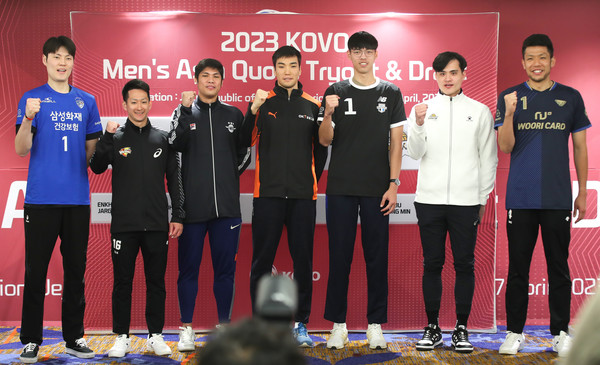 ▲ 27일 오후 제주 썬호텔 3층에서 '2023 KOVO 남자 아시아쿼터 트라이아웃' 드래프트가 진행된 가운데 선발된 선수들이 기념촬영하고 있다. 왼쪽부터 지명 순서대로 에디(몽골), 료헤이 이가(일본), 마크 에스페호(필리핀), 바야르사이한(몽골), 차이 페이창(대만), 리우 홍민(대만), 이쎄이 오타케(일본) 선수. 2023.04.27. 사진=뉴시스