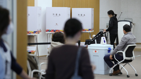 ▲ 10·11 서울 강서구청장 보궐선거 투표일인 11일 서울 강서구 서울식물원 2층 보타닉홀에 차려진 가양제1동8투표소에서 강서구민들이 투표를 하고 있다. 사진=뉴시스