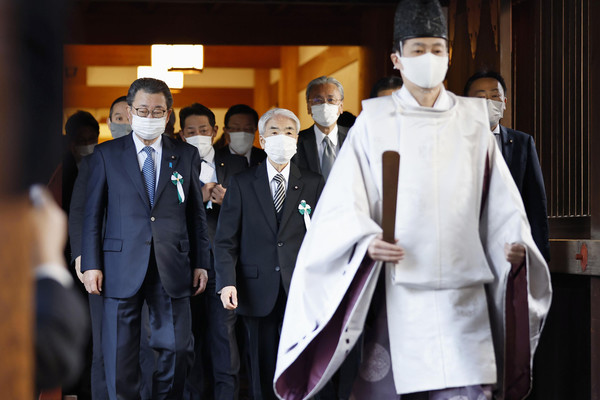 ▲ 지난 2021년 12월7일 일본 국회의원들이 도쿄에 있는 야스쿠니 신사를 방문하고 있다. 사진=뉴시스