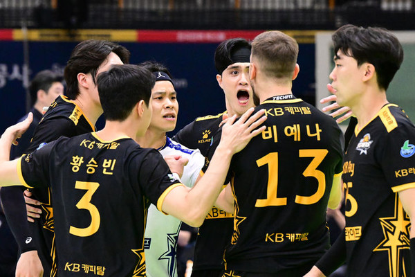 ▲ KB손해보험은 지난 17일 수원실내체육관에서 열린 도드람 2023-2024 V리그 남자부 한국전력과의 시합에서 세트 스코어 3-2(25-27 23-25 25-21 26-24 15-11)로 이겼다. 사진=KOVO
