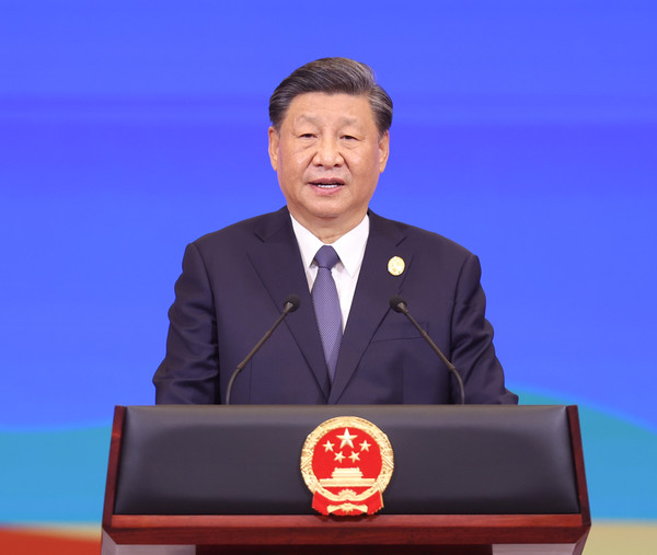 ▲ 시진핑 중국 국가주석이 17일 중국 베이징의 인민대회당에서 열린 제3차 일대일로 포럼 환영 만찬에서 환영사를 하고 있다. 시 주석은 "일대일로 협력을 통해 공동의 발전과 번영이라는 위업을 달성하자"라고 전했다. 사진=뉴시스