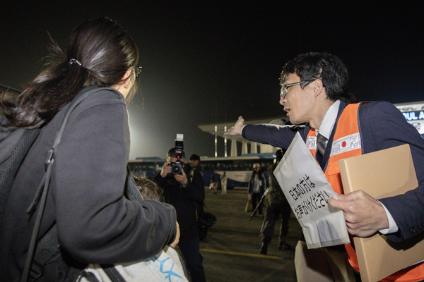 ▲ 이스라엘-하마스 간 분쟁이 계속되는 가운데 14일 밤 경기 성남 서울공항에서 KC-330(시그너스) 군 수송기를 통해 입국한 일본인들이 일본 대사관 직원의 수속 안내를 받고 있다. 사진=뉴시스