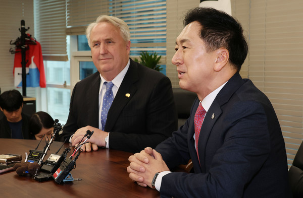 ▲ 김기현 국민의힘 대표가 23일 오후 서울 여의도 국민의힘 중앙당사에서 인요한 혁신위원장과 면담을 나누고 있다. 사진=뉴시스