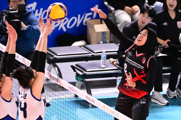 ▲ 스파이크 시도하는 정관장 메가(오른쪽) 사진=KOVO