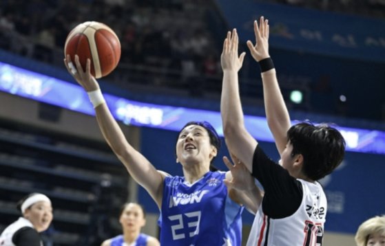 ▲ 우리은행 김단비(왼쪽). 사진=WKBL