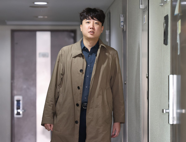 ▲ 이준석 전 국민의힘 대표가 1일 오후 서울 종로구 김종인 전 국민의힘 비상대책위원장 사무실로 향하고 있다. 사진=뉴시스