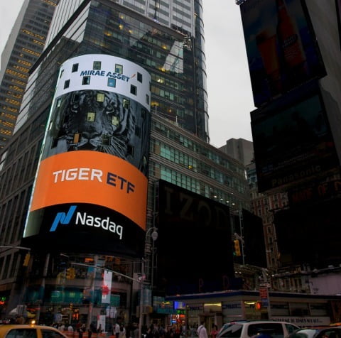 ▲ 미국 뉴욕 타임스스퀘어 나스닥 마켓사이트에 표시된 TIGER ETF 광고. 사진=미래에셋자산운용