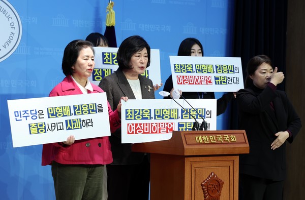 ▲ 김영선, 정경희 국민의힘 의원이 21일 오후 서울 여의도 국회 소통관에서 열린 ‘최강욱 전 의원의 '설치는 암컷' 발언 관련 기자회견에서 규탄 발언을 하고 있다. 사진=뉴시스